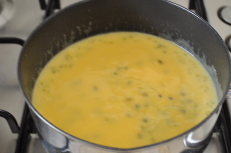 1. Этап. Бисквитный торт с творожной начинкой: 1. Для начинки творог на водяной бане смешаем и перетираем качественно с маслом, затем добавим сахар, фруктовое пюре, ягоды и аккуратно, по одному вводим яйца, чтобы не свернулись. перемешаем качественно.