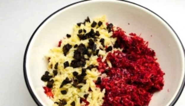 1. Этап. Овощные котлеты на пару: 6. Картофель отварить в кожуре или запечь в духовку. Остудить и очистить. Натереть на терке и добавить к овощам. Чернослив предварительно залить кипятком. Воду слить, чернослив просушить, мелко нарезать и добавить в миску. Посолить по вкусу, можно добавить перец или любимые специи.