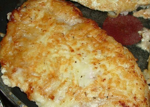 1. Этап. Мясо в картофельной корочке: Отправляем наши картофельно-мясные отбивные на разогретую и смазанную маслом сковородку. Обжариваем с обеих сторон, пока наша вкуснятина не зарумянится. Также можно запекать мясо в духовке. Смотрите, как вам больше нравится.