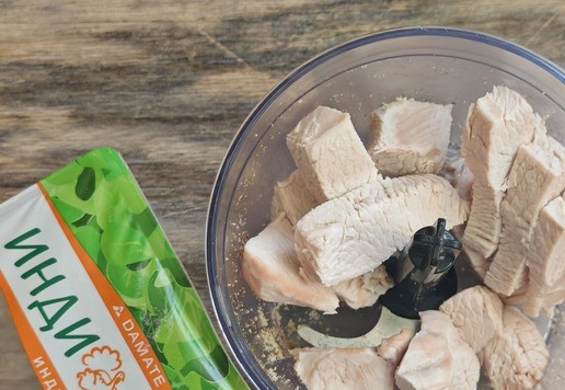 1. Этап. Салат с баклажанами и индейкой: Отварить стейк в подсолёной воде до готовности. Дать остыть, поместить в блендер.