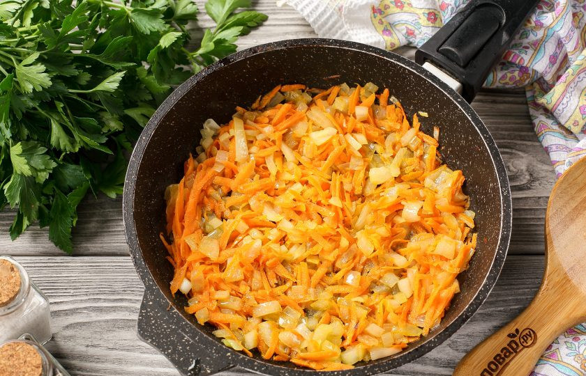 1. Этап. Блинчики с мясом, морковью и капустой: В сковороде разогрейте растительное масло и обжарьте лук с морковью на сильном огне до мягкости.