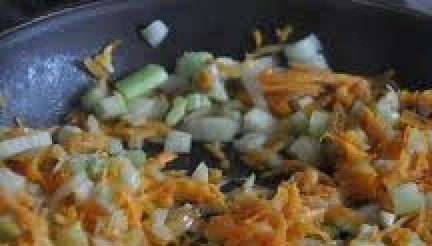 1. Этап. Пельмени, запеченные в горшочке: 6. Обжариваем овощи на среднем огне на растительном масле. Готовим до прозрачности лука.