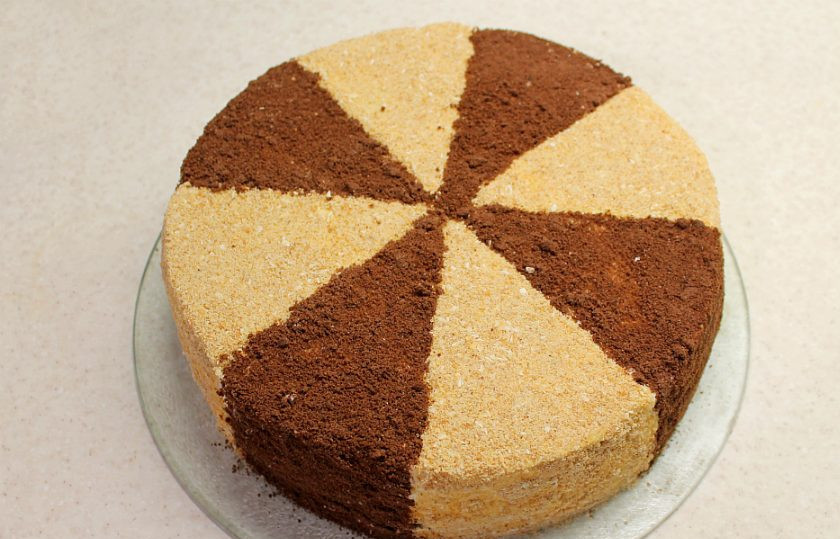 1. Этап. Торт Махровый: Обрезки измельчаем. Нужна светлая и темная крошка. Крошкой посыпаем торт, образуя рисунок. Торт пропитается за 6-8 часов. Готовый торт оставляем в холодильнике.