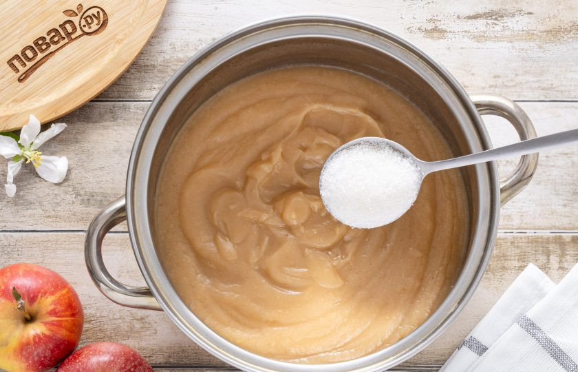 1. Этап. Домашняя пастила: Добавьте сахар по вкусу и лимонную кислоту, перемешайте. Проварите пюре на медленном огне еще 5 минут, чтобы сахар растворился.