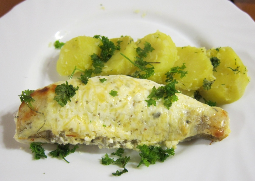 1. Этап. Судак в духовке под сметанным соусом: 10. Подаю рыбку под сметанным соусом с отварным картофелем и зеленью. Приятного аппетита!