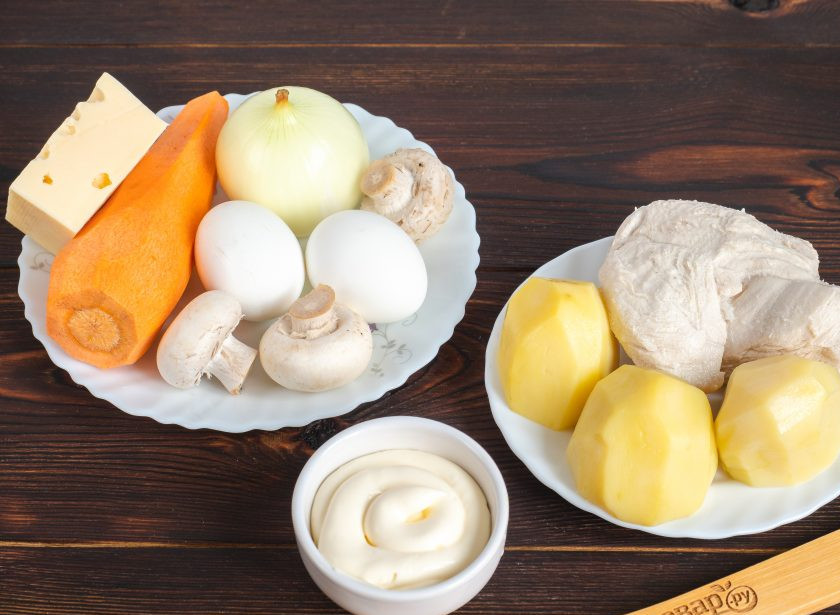 1. Этап. Салат Царский с курицей и шампиньонами: Подготовьте все необходимые ингредиенты. Филе куриной грудки, картофель и яйца заранее отварите в подсоленной воде по отдельности и остудите. Морковь и лук почистите. Шампиньоны помойте и промокните бумажным полотенцем.