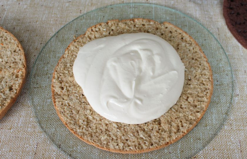 1. Этап. Торт Махровый: Собираем торт, чередуем коржи с кремом.