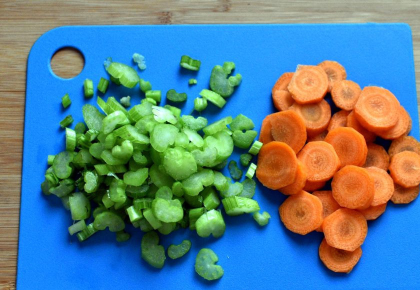 1. Этап. Острый картофельный суп: Нашинкуйте овощи. Морковь и сельдерей нарежьте кружочками, перец разрежьте на четвертинки и нашинкуйте соломкой, лук так же, как и чеснок порубите мелко.