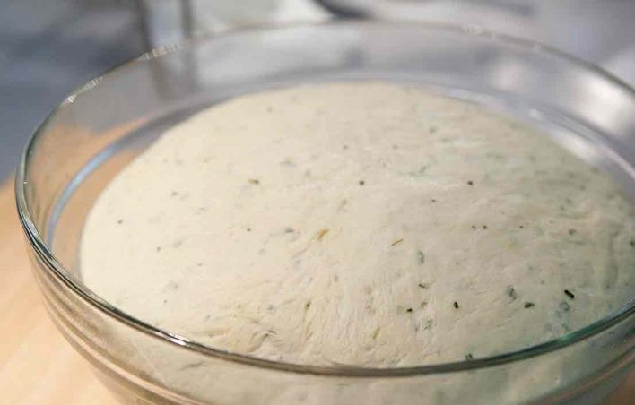 1. Этап. Итальянская фокачча с розмарином: 9. Накройте миску пленкой и оставьте так на 1-2 часа, чтобы тесто поднялось в 2 раза.