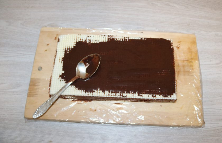 1. Этап. Торт «Причуда»: Верх торта промажьте шоколадной массой, которую оставляли заранее.