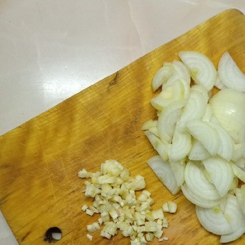 1. Этап. Гуляш с болгарским перцем: Лук нашинковать полукольцами, чеснок мелко покрошить.