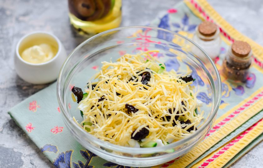 1. Этап. Салат Дамский каприз с курицей и черносливом: Твердый сыр натрите на мелкой терке и выложите следующим слоем. Пропитайте салат в течение часа и подавайте к столу.