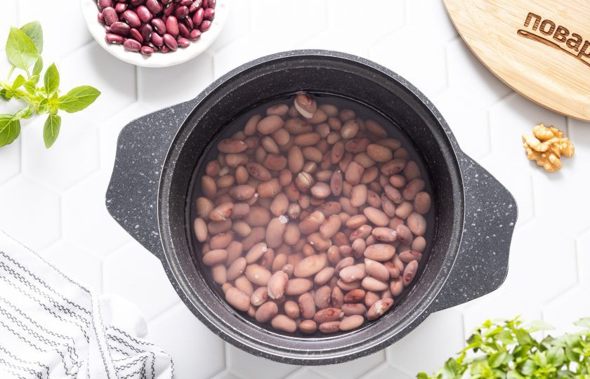 1. Этап. Лобио из красной фасоли (классический рецепт): Переложите фасоль в кастрюлю с толстым дном. Влейте воды столько, чтобы она покрывала фасоль примерно на 2 см выше. Доведите до кипения и варите 50-60 минут до мягкости на медленном огне. Вода должна полностью впитаться в фасоль, либо слейте излишки в конце.