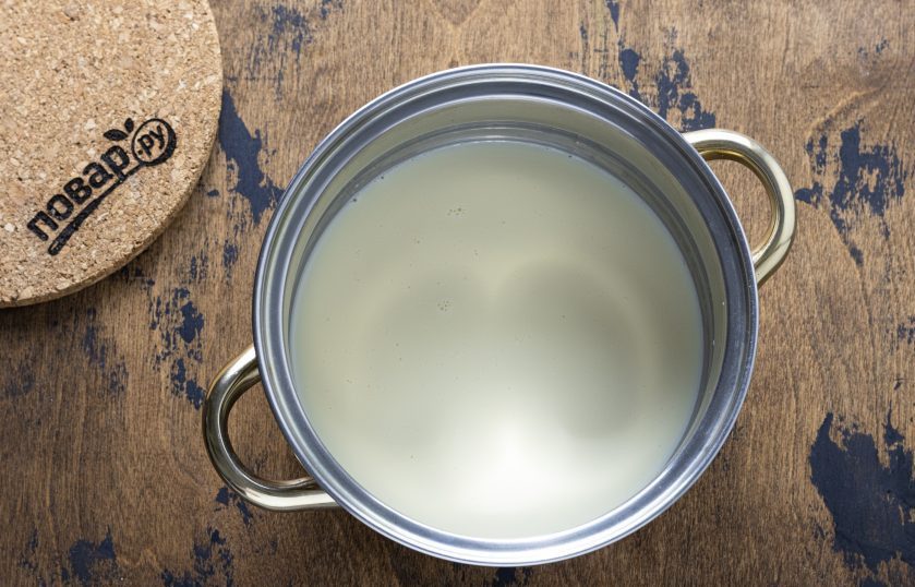 1. Этап. Веганское какао: Перелейте молоко в кастрюлю и поставьте на средний огонь.