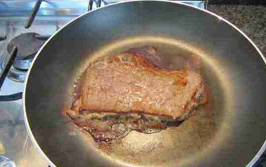 1. Этап. Вкусное мясо на сковороде: 4. Поверните ломтик мяса и обжаривайте 3 минуты с другой стороны. Наколите мясо острием ножа и, если сок прозрачный, снимите сковороду с плиты. А если сок еще с кровью, продолжите обжаривать до прозрачного сока.
