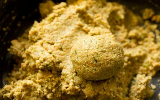 1. Этап. Котлеты без мяса в духовке: 6. Тщательно перемешайте и из получившейся массы сформируйте небольшие котлетки.