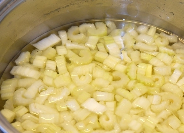 1. Этап. Овощи по-сицилийски с каперсами: 5. Нарежьте сельдерей и замочите в холодной воде.