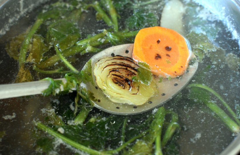 1. Этап. Бульон с клецками «Мимоза»: Опустите овощи в бульон, посолите и немного поперчите, добавьте суповую зелень. Дайте закипеть и варите еще пару минут. Затем снимите кастрюлю с огня и оставьте настаиваться, лучше на ночь. Если вы будете варить курицу целиком, поступите точно так же, и вкус такой вареной курицы очень вас порадует.