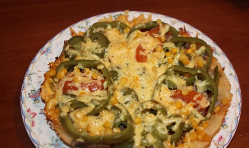 1. Этап. Пицца Минутка в мультиварке: 7. Перекладываю ее на тарелку и нарезаю кусочками, приятного аппетита!