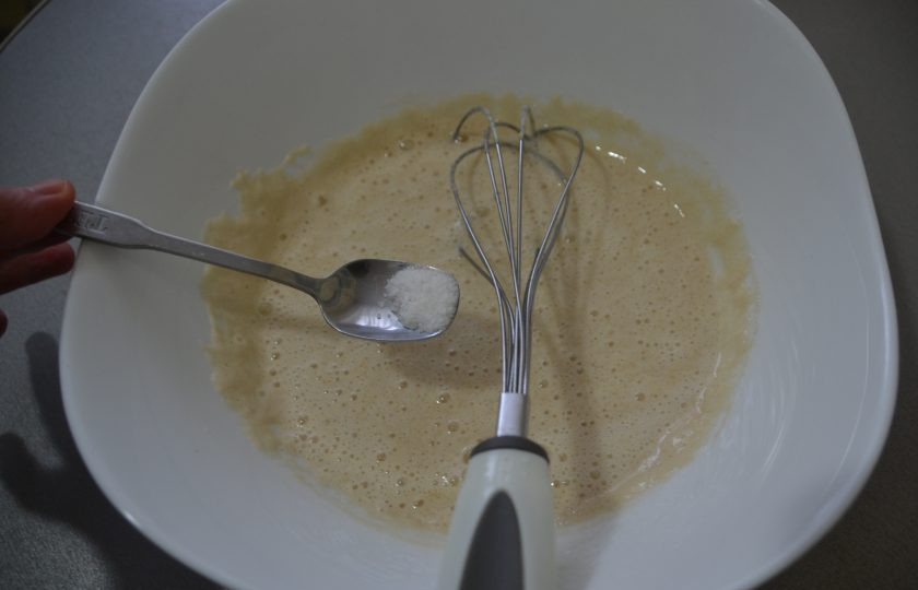 1. Этап. Кекс Майский: Добавьте соль.