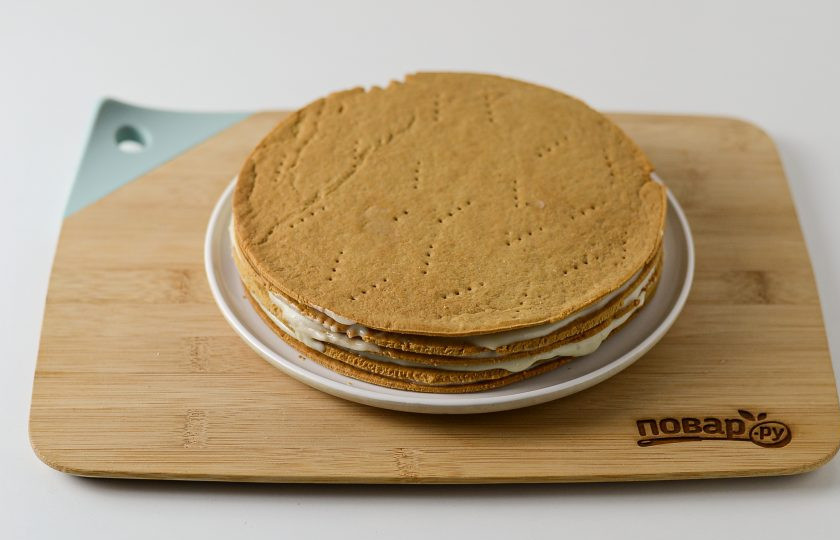 1. Этап. Вегетарианский медовик: Смажьте получившимся кремом коржи.