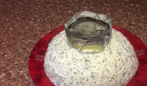 1. Этап. Новогодний салат с варено копченой индейкой: 5 слой - промазка, 6 слой - морковь + соль + перец, 7 слой - яйца, 8 слой - орехи, 9 слой - промазка (без укропа)