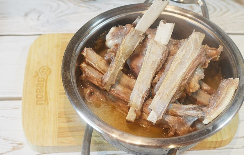 1. Этап. Бараньи ребрышки, томленные под луком: 2. Положите на расколенную сковороду жиром вниз и дождитесь, когда жир растопится.