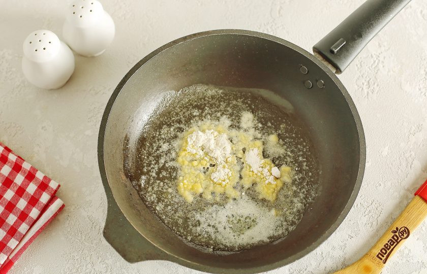 1. Этап. Фрикадельки в соусе Бешамель: В сковороде растопите кусочек сливочного масла, добавьте муку и обжарьте помешивая пару минут.