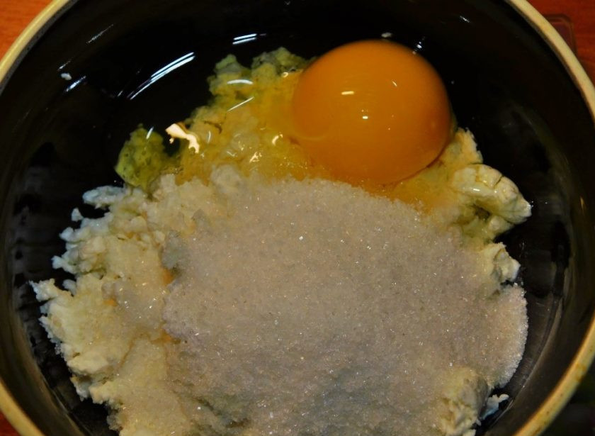 1. Этап. Запеченные яблоки с творожной начинкой: В отдельной чаше смешайте творог, яйцо и сахар.