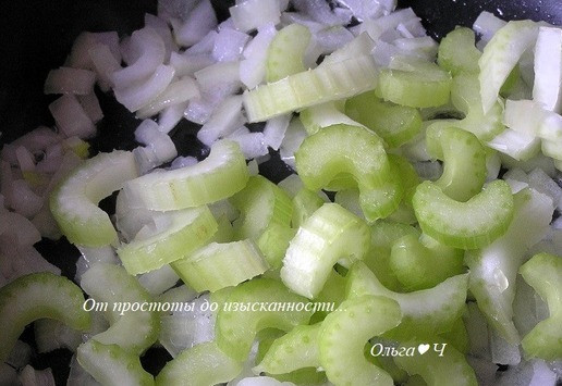 1. Этап. Овощное рагу по-ирландски: На растительном масле обжарьте лук до мягкости, всыпьте муку и перемешайте.