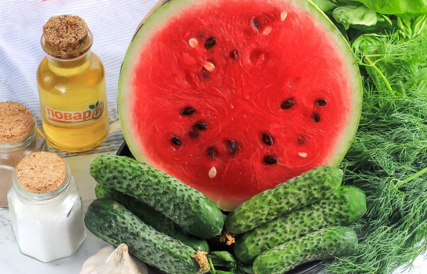 1. Этап. Малосольные огурцы в арбузе: Подготовьте указанные ингредиенты. Арбуз выбирайте ароматный, спелый, а огурцы — плотные.