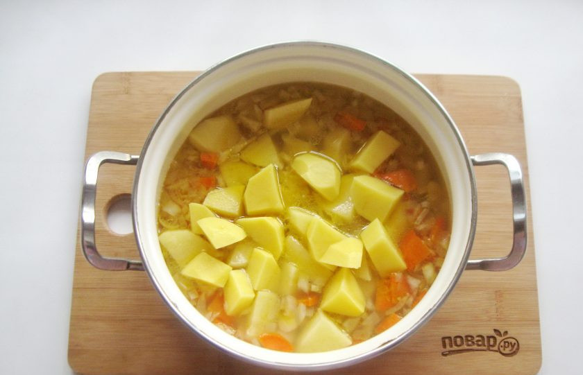 1. Этап. Суп из фасоли с индейкой: Картофель нарежьте и выложите в суп. Добавьте бульон, посолите по вкусу. Варите суп до готовности всех ингредиентов.