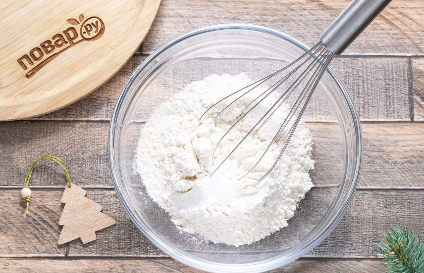 1. Этап. Хлебные палочки «Змейки»: В глубокой миске смешайте муку с солью.