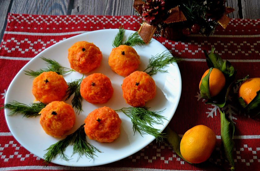 1. Этап. Сырная закуска Мандарины: Уложите готовые 