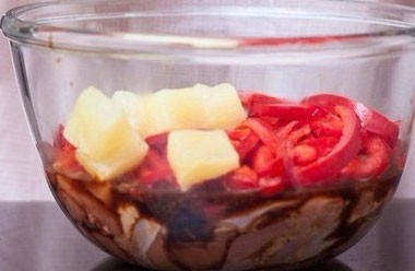 1. Stage. Add the chopped pepper and pineapple. Mix well and let stand for about an hour. 1. Stage. Add the chopped pepper and pineapple. Mix well and let stand for about an hour.