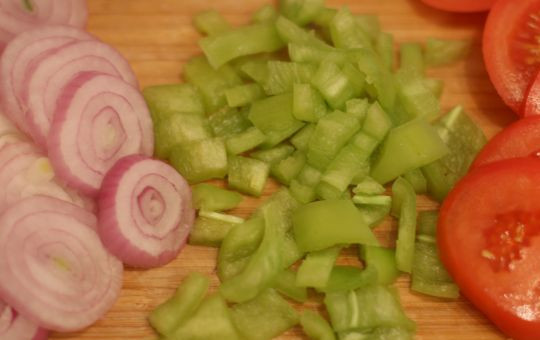 1. Этап. Телятина в горшочках с картошкой: Теперь чистим овощи и нарезаем картофель на такие же по размеру куски, как и мясо, лук и помидоры режем кольцами, болгарский перец кубиками, измельчаем свежую кинзу. Далее выкладываем в горшочек слоями вначале картофель, затем перец, потом репчатый лук и посыпаем все кинзой, сверху накрываем все слоем помидоров.