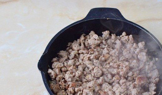 1. Этап. Блины-треугольники с фаршем: В фарш добавьте немного соли и специи. Готовый фарш начнет слегка поджариваться. Снимите сковороду с огня и немного остудите.