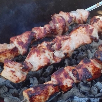 Шашлык в луковом маринаде с минералкой