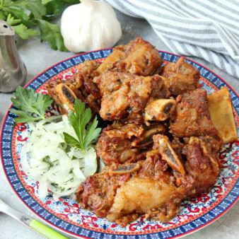 Говяжьи ребрышки в казане с луком