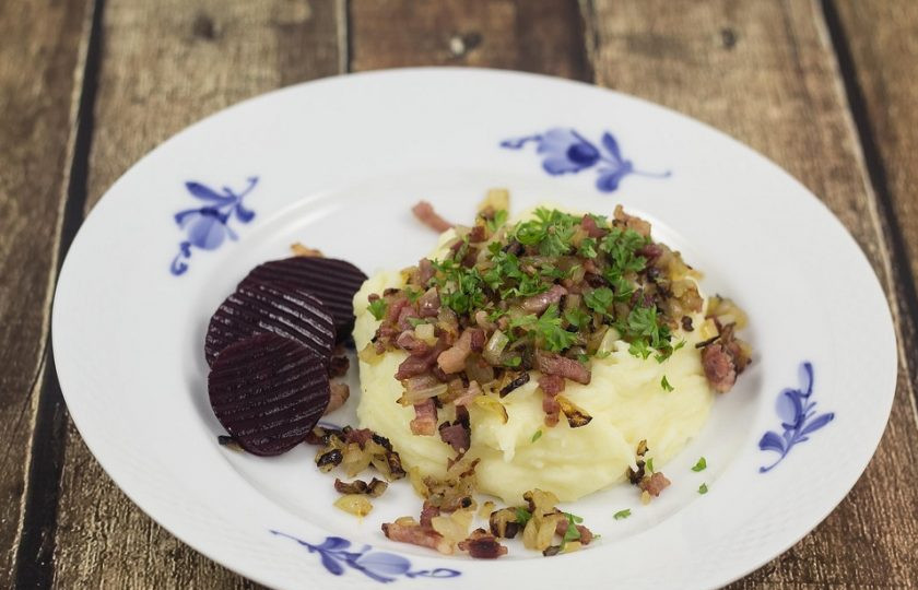 1. Этап. Картофельное пюре с беконом: 6. Подавайте пюре с топпингом из бекона. Добавьте зелень для подачи. Приятного аппетита!