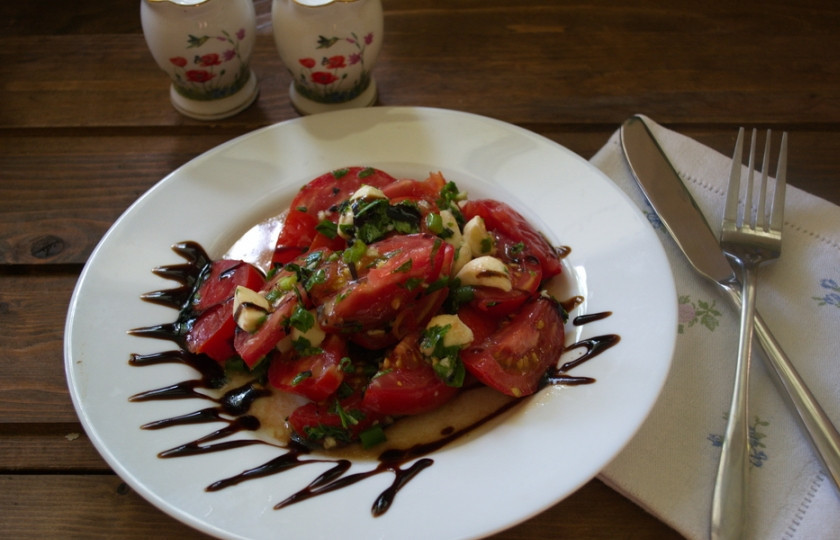 1. Этап. Помидоры с моцареллой: Помидоры посолите и поперчите по вкусу. Еще раз перемешайте.Выложите помидоры горкой поверх рисунка. Сделайте еще несколько штрихов бальзамическим кремом уже на помидорах. Подавайте к столу.