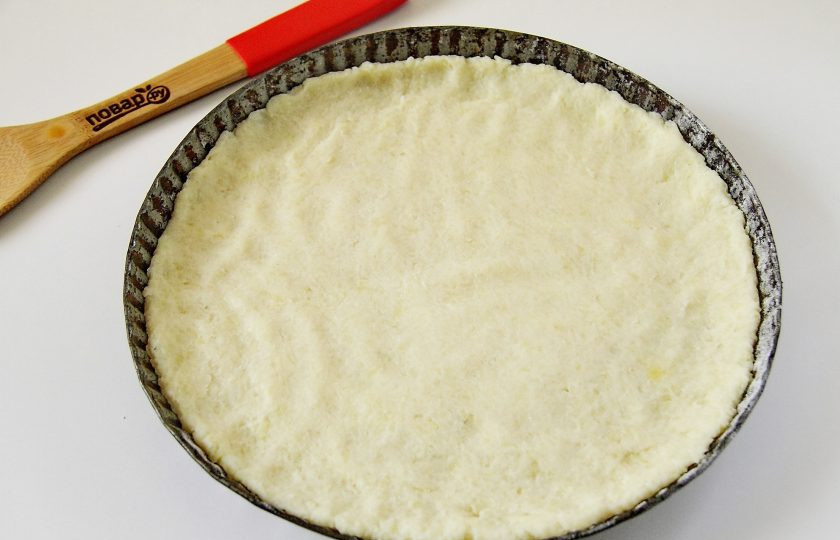 1. Этап. Картофельное тесто для пиццы: Форму для выпечки смажьте маслом и присыпьте мукой. Распределите готовое тесто, формируя небольшие бортики.