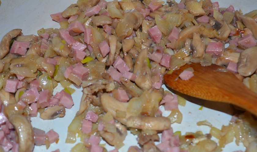 1. Этап. Зразы по-польски: 2. Займемся пока что начинкой, а тесто оставим в стороне. Мелко режем лук, грибы и ветчину, и обжарим все вместе на растительном масле. Немного солим и оставим остывать.
