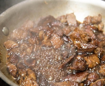 1. Этап. Макароны с мясом и овощами: В готовое мясо добавляем соус, пусть прокипит с соусом примерно 1-1.5 минуты. И выкладываем мясо в другую емкость.