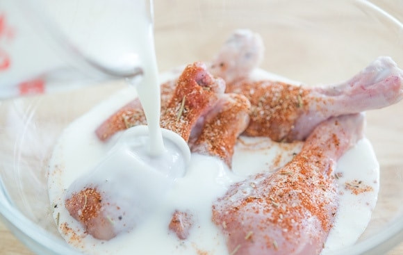 1. Этап. Куриные ножки в пряной панировке: 2. Выложите курицу в глубокую миску. Влейте сыворотку.