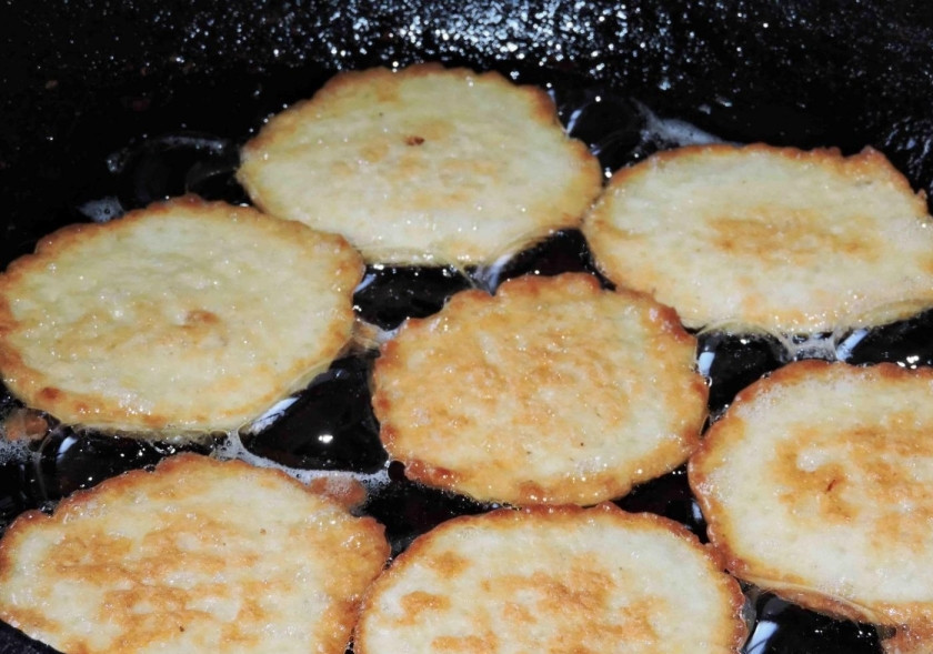 1. Этап. Пшенные оладьи: 2. Сковороду ставим на огонь, наливаем подсолнечное масло, разогреваем. На раскаленную поверхность ложкой выкладываем тесто. Обжариваем оладьи с двух сторон до появления золотистой корочки.