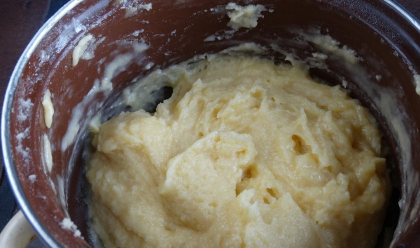 1. Этап. Заварные кольца: 4. В результате получаем мягкое и воздушное тесто, которое полностью готово к использованию.