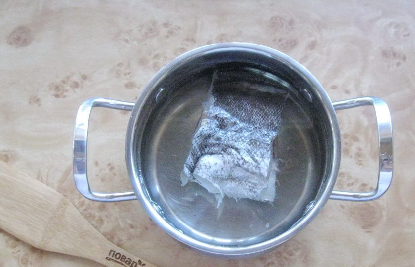 1. Этап. Томатный суп с треской: Залейте треску водой и поставьте кастрюлю на плиту.