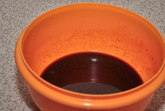 1. Этап. Свиные ребрышки на костре: Для приготовления свиных ребрышек на костре нам понадобится много мяса, хорошая компания и не менее хорошая погода. Для начала нам нужно будет приготовить маринад, в котором мы будем вымачивать мясо. В миску нужно будет вылить соевый соус, мед к ним добавляем соль, перец, все хорошенечко перемешиваем. Теперь к маринаду нужно выжать сок из апельсина, а оставшуюся от него мякоть и корочку нарезаем кольцами.