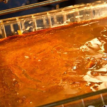 1. Этап. Пудинг с хурмой: 8. Приготовленным соусом равномерно залить пудинг и поставить в теплую духовку на 20 минут.